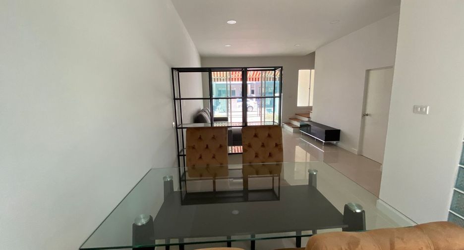 Casa adosada en venta de estudio en Lat Krabang, Bangkok