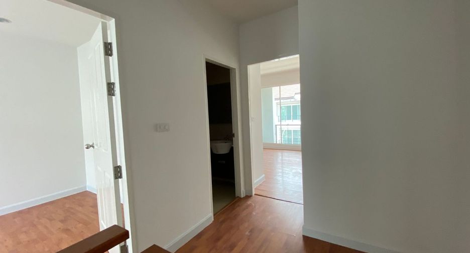 Casa adosada en venta de estudio en Lat Krabang, Bangkok