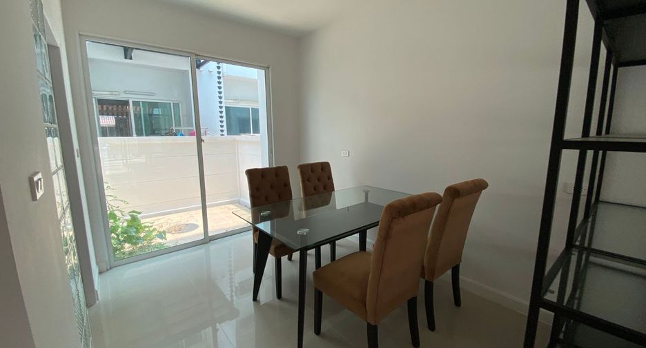 Casa adosada en venta de estudio en Lat Krabang, Bangkok