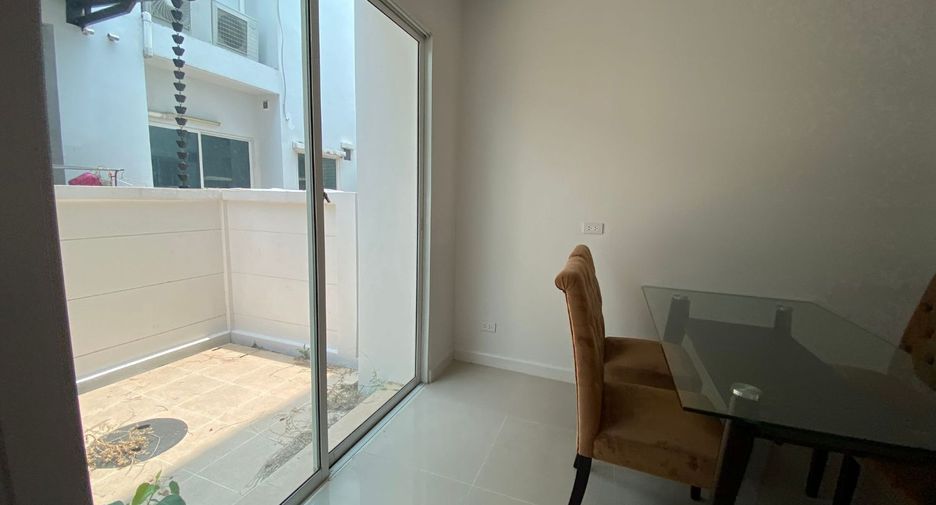 Casa adosada en venta de estudio en Lat Krabang, Bangkok