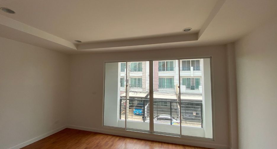 Casa adosada en venta de estudio en Lat Krabang, Bangkok