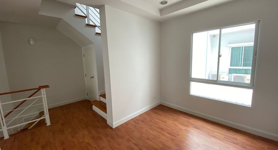 Casa adosada en venta de estudio en Lat Krabang, Bangkok