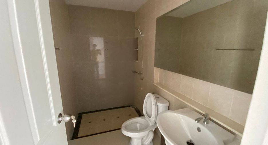 Casa adosada en venta de estudio en Lat Krabang, Bangkok