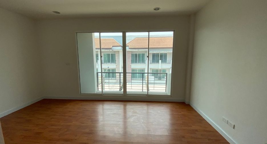 Casa adosada en venta de estudio en Lat Krabang, Bangkok
