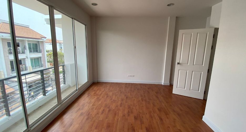 Casa adosada en venta de estudio en Lat Krabang, Bangkok