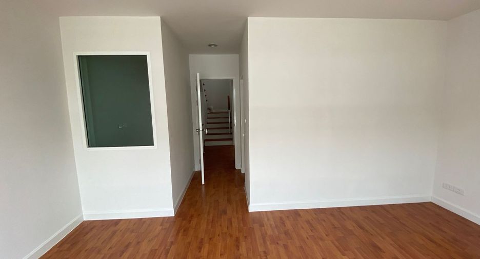 Casa adosada en venta de estudio en Lat Krabang, Bangkok