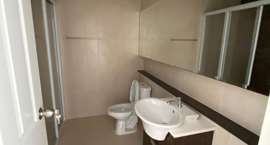 Casa adosada en venta de estudio en Lat Krabang, Bangkok