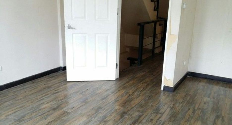 For sale studio townhouse in Lat Krabang, Bangkok