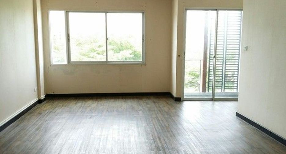 For sale studio townhouse in Lat Krabang, Bangkok