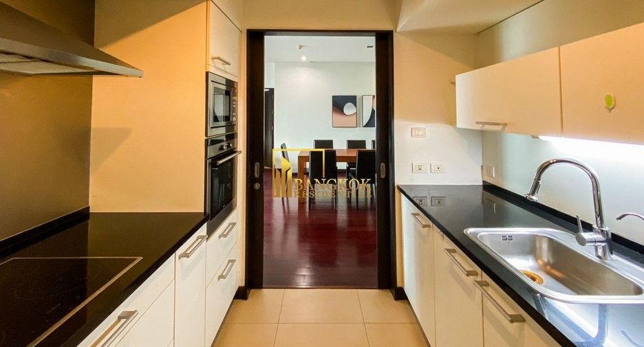 For rent 2 bedrooms condo in Pathum Wan, Bangkok