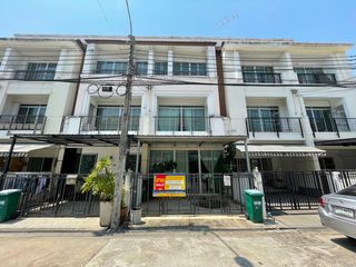 出售 公寓 联排别墅 在 Lat Phrao, 曼谷
