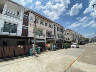 出售 公寓 联排别墅 在 Lat Phrao, 曼谷
