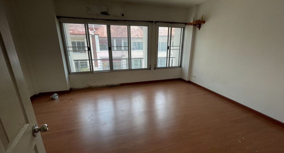 Casa adosada en venta de estudio en Lat Phrao, Bangkok