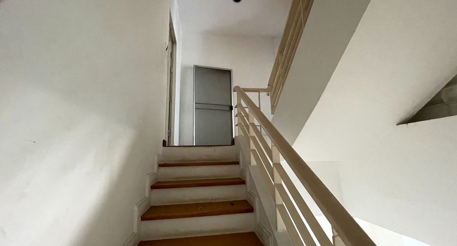 Casa adosada en venta de estudio en Lat Phrao, Bangkok