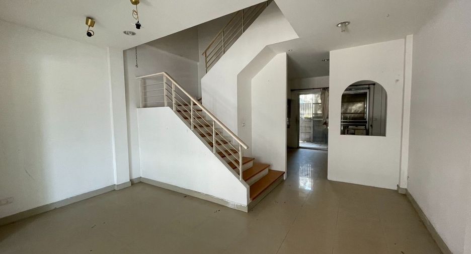 Casa adosada en venta de estudio en Lat Phrao, Bangkok