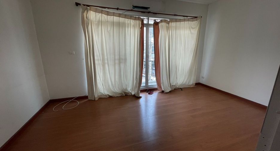 Casa adosada en venta de estudio en Lat Phrao, Bangkok