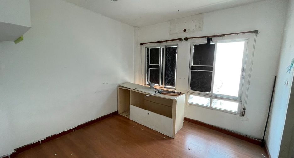 Casa adosada en venta de estudio en Lat Phrao, Bangkok