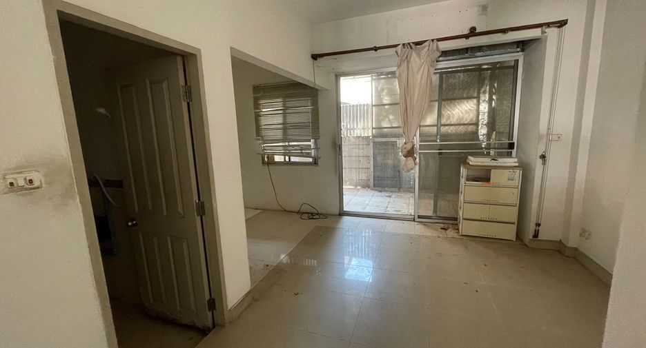 Casa adosada en venta de estudio en Lat Phrao, Bangkok