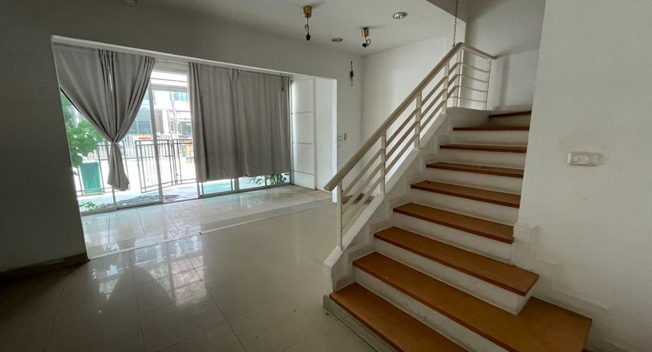 Casa adosada en venta de estudio en Lat Phrao, Bangkok
