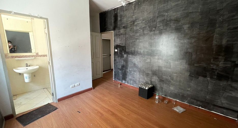 Casa adosada en venta de estudio en Lat Phrao, Bangkok