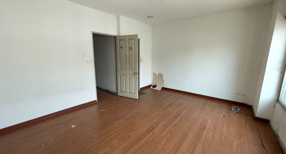 Casa adosada en venta de estudio en Lat Phrao, Bangkok