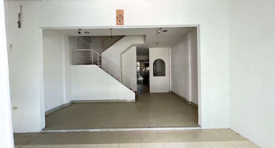 Casa adosada en venta de estudio en Lat Phrao, Bangkok