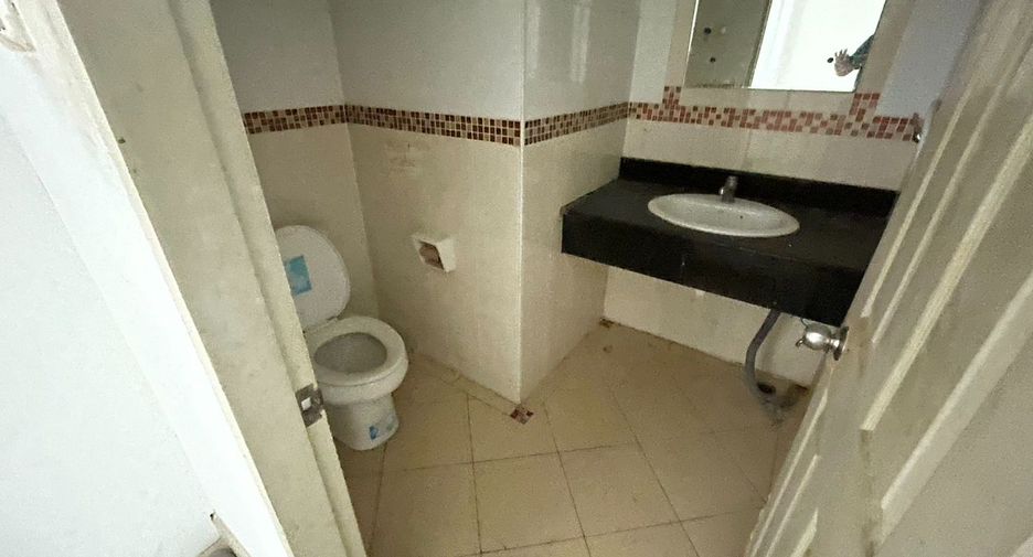 Casa adosada en venta de estudio en Lat Phrao, Bangkok