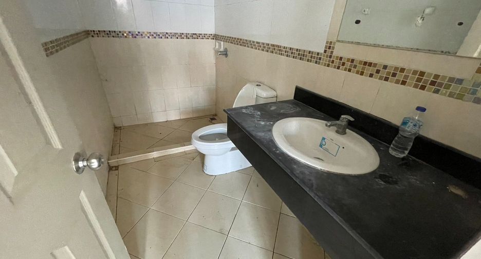 Casa adosada en venta de estudio en Lat Phrao, Bangkok