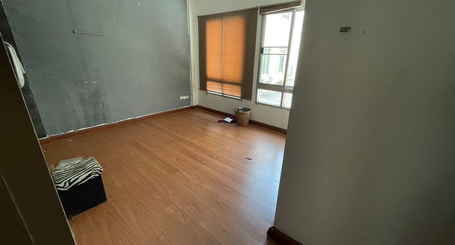 Casa adosada en venta de estudio en Lat Phrao, Bangkok