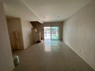 Reihenhaus zum Kauf mit Studio in Prawet, Bangkok