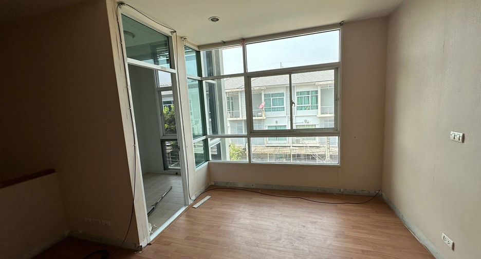 Reihenhaus zum Kauf mit Studio in Prawet, Bangkok