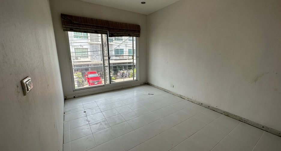 Reihenhaus zum Kauf mit Studio in Prawet, Bangkok