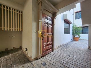 À louer 3 chambres maison de ville à Watthana, Bangkok