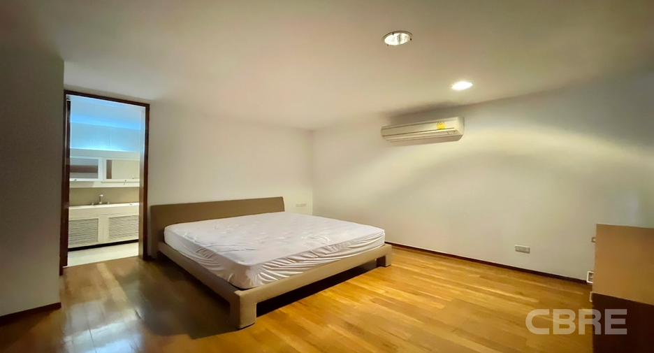 For sale 5 bedrooms house in Watthana, Bangkok