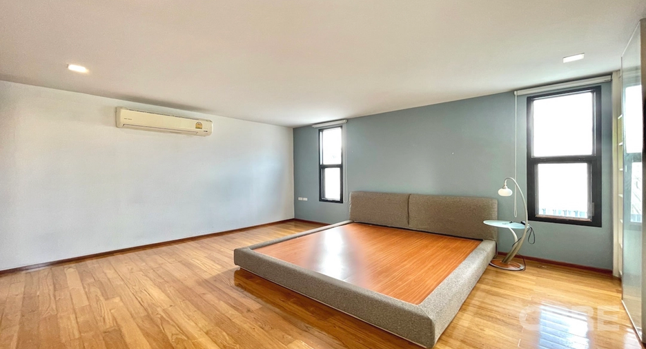 For sale 5 bedrooms house in Watthana, Bangkok