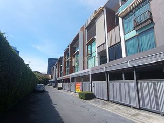Продажа 2 спальни таунхаус в Щаттхана, Бангкок