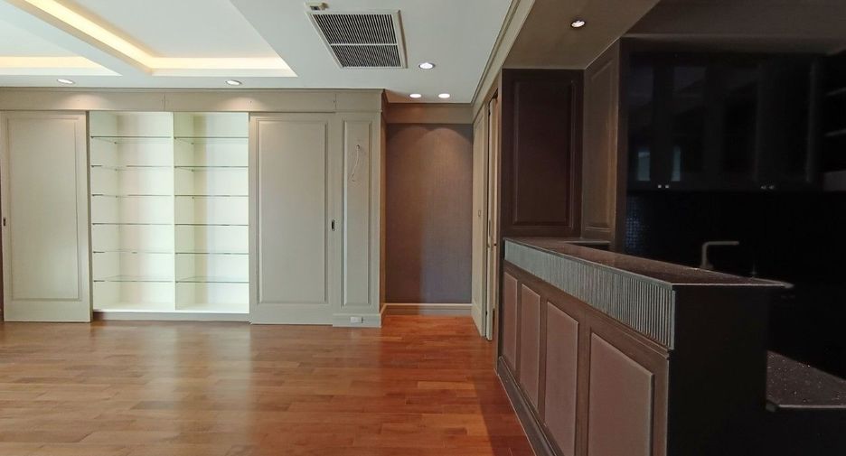 Reihenhaus zum Kauf mit 2 Zimmer in Watthana, Bangkok