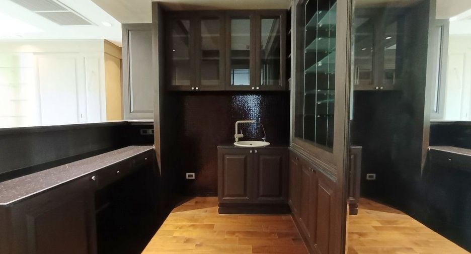 Reihenhaus zum Kauf mit 2 Zimmer in Watthana, Bangkok