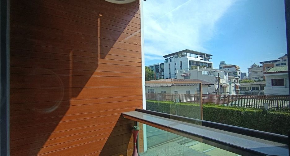 Reihenhaus zum Kauf mit 2 Zimmer in Watthana, Bangkok