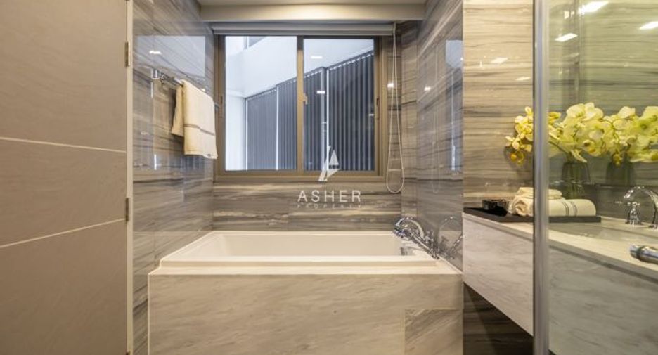 For sale 3 bedrooms condo in Watthana, Bangkok