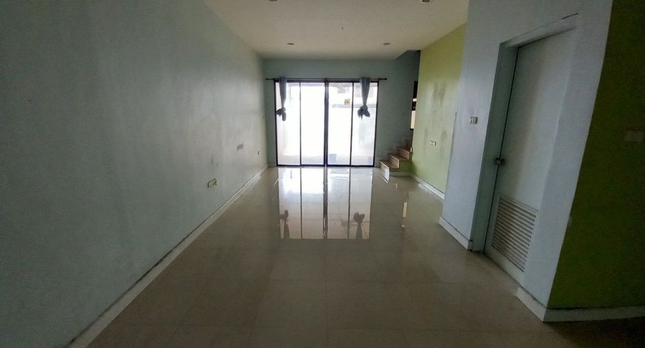 Casa adosada en venta de estudio en Bang Khae, Bangkok