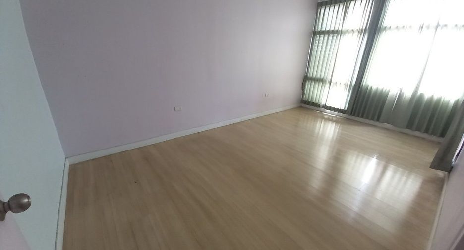 Casa adosada en venta de estudio en Bang Khae, Bangkok
