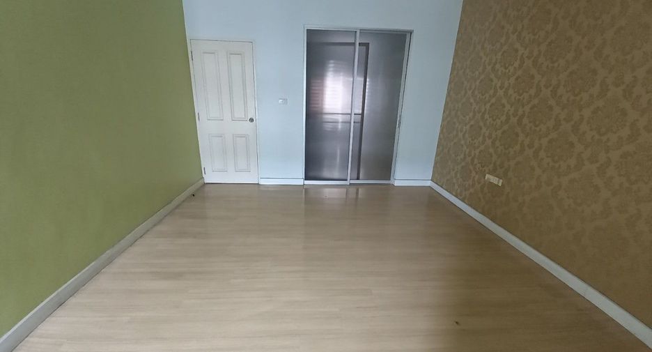 Casa adosada en venta de estudio en Bang Khae, Bangkok