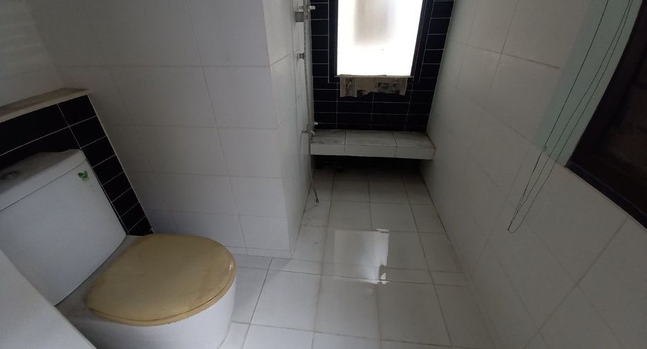 Casa adosada en venta de estudio en Bang Khae, Bangkok