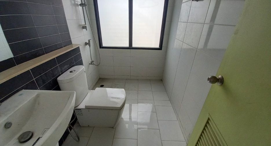 Casa adosada en venta de estudio en Bang Khae, Bangkok