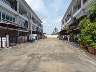 Casa adosada en venta de estudio en Sai Mai, Bangkok