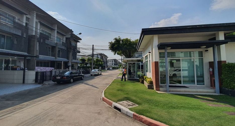 For sale studio townhouse in Bang Kapi, Bangkok
