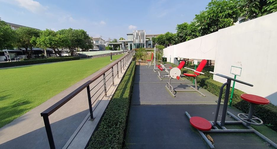 For sale studio townhouse in Bang Kapi, Bangkok