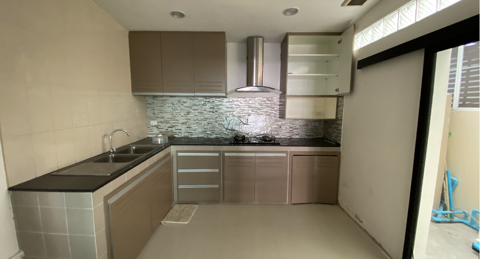 Casa adosada en venta de estudio en Bueng Kum, Bangkok