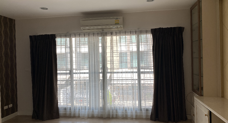 Casa adosada en venta de estudio en Bueng Kum, Bangkok